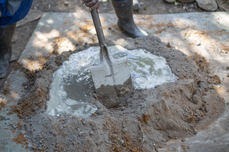 sceller un poteau en bois dans du béton
