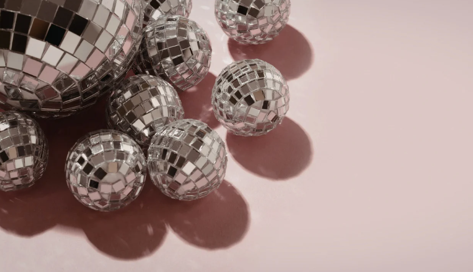 Comment décorer son salon avec une boule à facettes