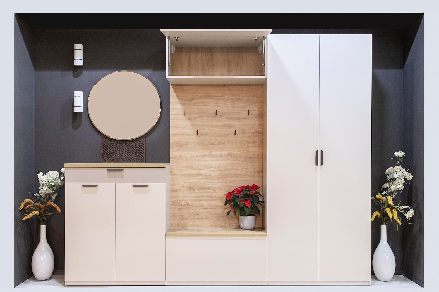 Intérieur de couloir moderne avec miroir rond de meubles élégants et cintre en bois sur mur gris