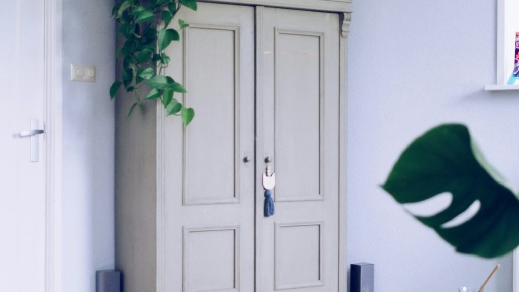 Nos astuces pour trouver une armoire pas cher dans un intérieur artistique