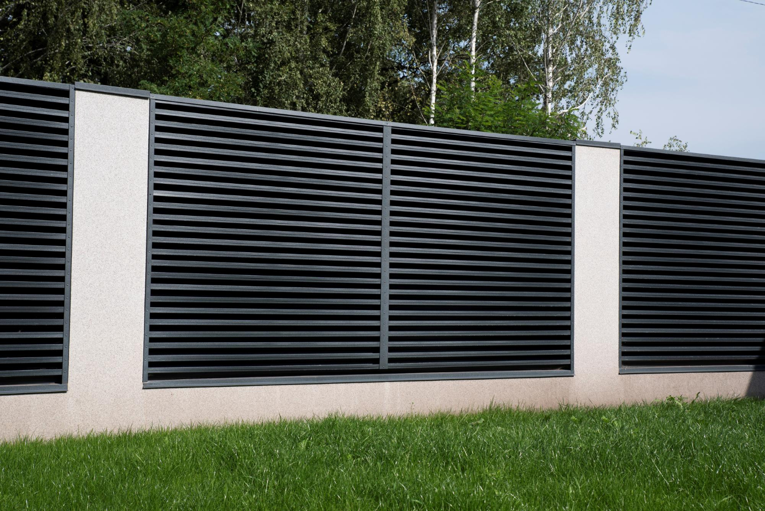 Une clôture métallique moderne avec des volets gris