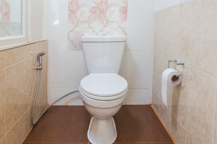 Choisir le carrelage idéal pour des toilettes modernes et pratiques